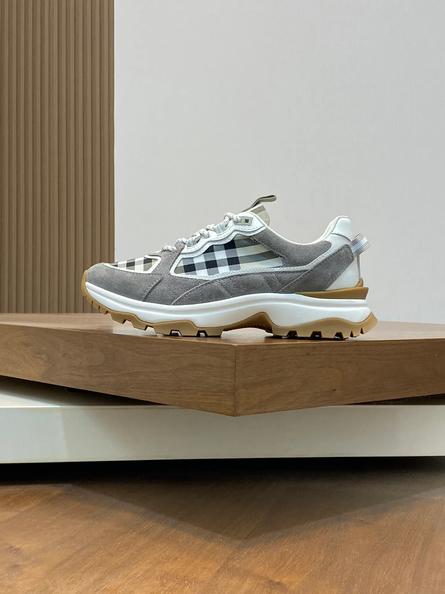💰660 Burberry 2024🆕Ss men's classic low-cut thick-soled sneakers, made of first-grain cowhide and decorated with the new brand logo. First-layer cowhide foot pads, heel decorated with Burberry letter embossed logo, T men's men's shoes 💰U original outsole! Size: 39-44 (customized at 38.45)